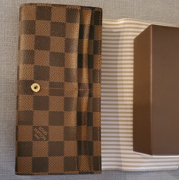 Sold. Louis Vuitton Damier Ebene Trunk & Lock Sarah Wallet- Limited Edition - Picture 3 of 7